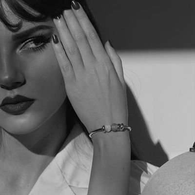 ترا مراسيلك لامرت القلب تحييّه .