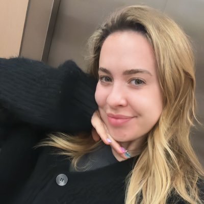 🌺Your fav blondie👸\ Content creator . If you want to chat with me DM directly. my content are so good and affordable 💰💲💲you will definitely enjoy it 🥵🥰
