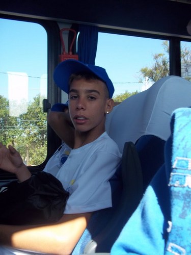 sou um menino com o dente pouco grande (: