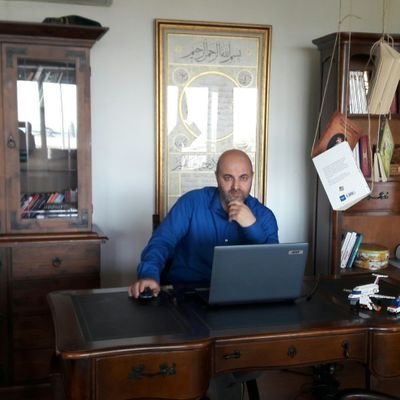 Cihandan yum gözünü ve aç dem gelir geçer
Sen göz yumup açınca; bu âlem gelir geçer.