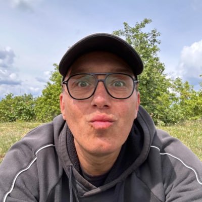 AlexandersStuff's profile picture. Madonna 👑 The Sims4 🖥️ Apple 🏳️‍🌈 Dog lover 🐶