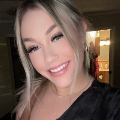 HeyyyitsKirsten's profile picture. 