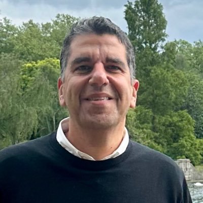 A futurist who believes that technology is changing our lives and shaping the world's future and I plan to contribute in this positive change...