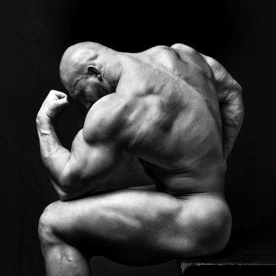 Mashina bilan yalangoch ayollar fotosuratlari