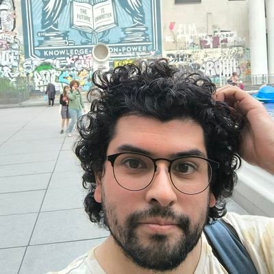 30 años, Biólogo Marino UC, ahora en MPP UC... 1.90 de alto... Siempre ocupado buscando y pensando las formas de hacer el bien a la sociedad y mi entorno.
