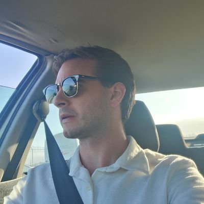 RobertoTrev96's profile picture. Me encanta hablar de libros y literatura. 📚🙂