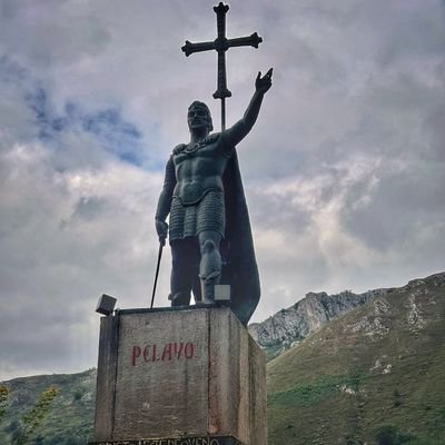 ✝️👨👩👧👦🇪🇦 El secreto de la libertad radica en educar a las personas, mientras que el secreto de la tiranía está en mantenerlos ignorantes.