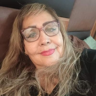 No es estar enamorado lo que me hace feliz. Es estar enamorado de ti lo que me hace feliz.