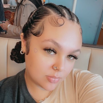 kurlytemple's profile picture. in my own little world •• ♍️ •• 🇵🇷