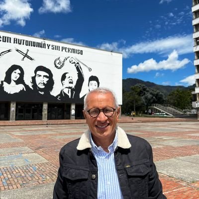 Doctor en Antropología Social. Especialista y Master en Relaciones Internacionales y Estudios Africanos. Analista social y político.