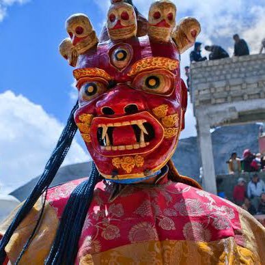 El pájaro rompe el cascarón. El cascarón es el mundo . Quien quiera nacer , tiene que destruir un mundo. El pájaro vuela hacia Dios. El dios se llama Abraxas