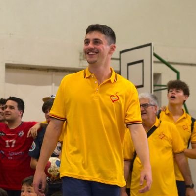 Entrenador y jugador de balonmano🤾♂️.
Madrileño de Madrid⭐.
Ingeniero informático en fase de desarrollo🖥️.
Con ideales a prueba de balas🐍