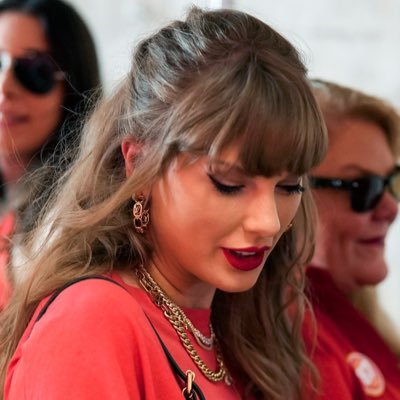 errnfersher's profile picture. Cowboy Like Me, How Did It End, Tied Together With a Smile. Day 365+ asking for a Taylor Swift rock album and a collab with Spritbox. 🐻⬇️💙🧡