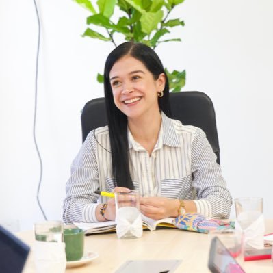 Mamá, psicóloga, magíster en Estudios Humanísticos. Directora Buen Comienzo Medellín.