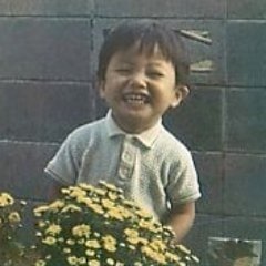 詩人岡部淳太郎またはヲタクとべ。雅号は情迷。本名は乙部淳。2024年10月15日に脳出血による左手足麻痺で入院。2025年6月12日退院。
詩人兼アイドルヲタク。巨人ファン。政治嫌い。ウルトラマン好き。アイコンは幼少期の姿。ヘッダーは自作詩から抜粋。水瓶座のINFP。O型。1月23日生まれ。