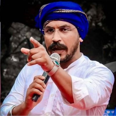 जब विचारों का युद्ध हो रहा है तो किताबों से बड़ा कोई हथियार नहीं है। घुटने ना टेक दे कोई बहुजन मनुवादियो के आगे अपने बच्चों को सुनाते रहना किस्सा बाबा साहेब का।