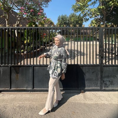 dailylifetrisna's profile picture. Try my best