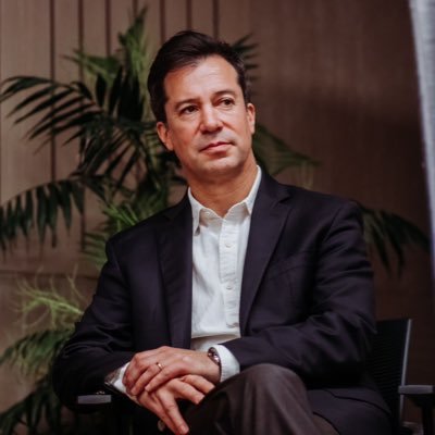 Padre de 4 hijos, ingeniero comercial y poeta. 🇨🇱