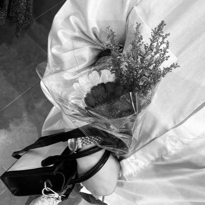 ellakhans's profile picture. 