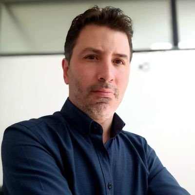 Periodista, analista político. Publico en Clarín, La Nación, Perfil. Conductor Radio Universidad Nacional de La Plata. Adscripto Derecho Político Cat. II (UNLP)