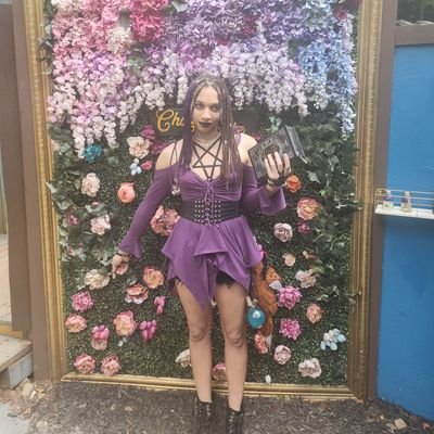 She/Her | The scary black disabled polyamourus crystal witch the reactionaries warned you about. NSFW: @GreenEyesOfBlue