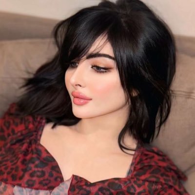 مزيونه ماتنوصِف في .. قصيده ! من زِينها ضاعت الحكاوي والابيات❤️