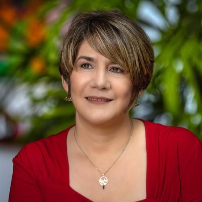 Cubana, abuela, revolucionaria, profesora, coordinadora de eventos y cultura-turismo de @cubaescultura. Junto a @diazcanelb, incondicional al servicio de #Cuba