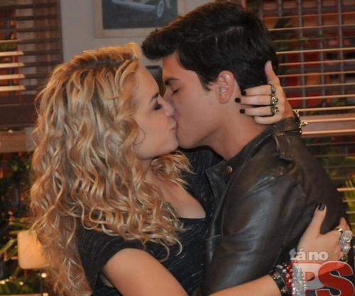 Te adoro @Aguiarthur vc é minha vidah faria tudo por vc @Lua_blanco eu te amo ... Meu sonho é conhecer vcs ՏՁ