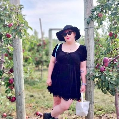 Librarian. Writer. 🏳️🌈 I like MCYT, KPop & John Cena. Seasoned Bitch. Internationally Tolerated.
@my_quelch ❤
sexuality: deadlift german suplexes