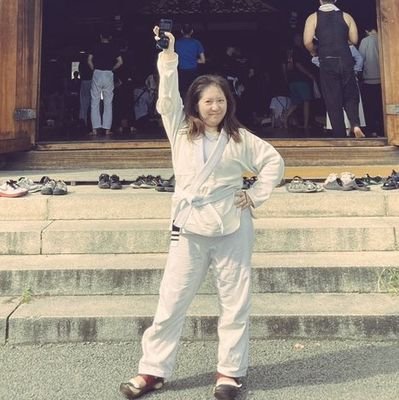 アラフィフでブラジリアン柔術はじめる▶柔術好きすぎてASJJFに雇ってくれと押しかける▶働く
🥋行動力だけで生きています🥋
白帯ストライプ3(えへへ)
#ブラジリアン柔術