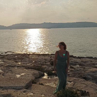 Per dotta lira o canto, virtù non luce in disadorno ammanto.
Mother of two, tax advisor in the free time, adore A.B. Yehoshua novels.