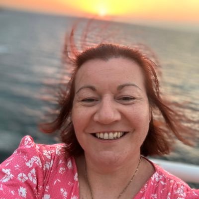 Clinical Lead Mental Health Urgent Care, BHF fundraiser, school governor. Loves chocolate, going to the gym and MUFC! Any views expressed are my own!