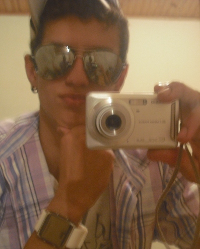 Um fanático pelo futebol
um estudante de ADM
um homem que adora viver 
sou um poko disso agora se quise me add no MSN É
   : thiago.tygo@hotmail.com