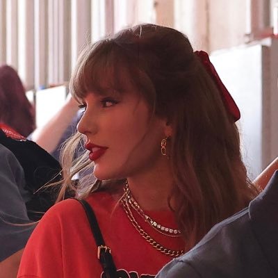 There’s glitter on the floor after the party | she/her | 23 | fan account | eras warsaw n2 ♡