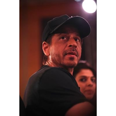 Incurable @iamsrk Devotee 💙 Self-Proclaimed artist - here to avoid everyone i know •