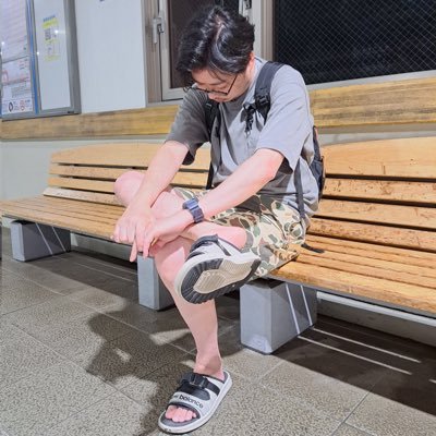 夜空の雲みたい この俺の存在 あってもなくてもいいなら 風よどっか連れてって…♪気づいたらライヴハウスジャンキーになってました。47歳、食いしん坊、イベント「狼煙が上がるぞ!!! 」、ライブハウスの看板と食べ物の写真をあげる病を患ってます。フォローはお気軽に~(・ω・)/