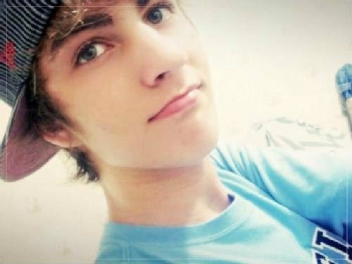 Sou fofo não mordo Sou carente Amo free step Sou narguileiro....
Agora chega de fala de mim e me segue *-*