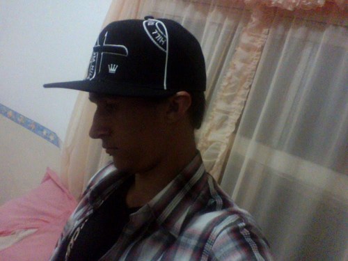 um cara roamantico q  ama muito uma mina e q  não a  tm maix :\