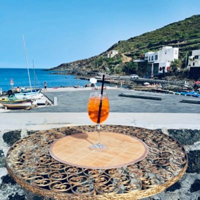 Ho una laurea in architettura che prende polvere da anni. Insegno italiano ai fanciulli e prego affinché possa arrivare una gioia per i Piecurosa!! 🤡