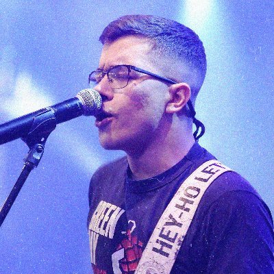 Me gusta la musica y la palabra culo
•Fui bajista y cantante de Synthesis
•Instagram: @Loren_8roldan