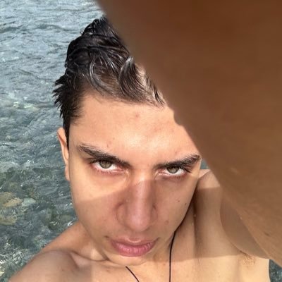 eterno optimista existencialista ninfomaníaco masoquista calientahuevos que le gusta procrastinar de aspecto angelicalmente demoniaco