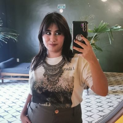 Me gustan demasiadas cosas para decidir cómo presentarme.
Colaboro con @girlsatfilms, estudio historia del arte, y pretendo ser artista.