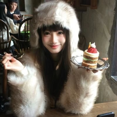 人生の鍵に乗って、彼女は軽やかにジャンプし、自分自身のロマンチックな動きを作曲します。すべてのステップが詩です。