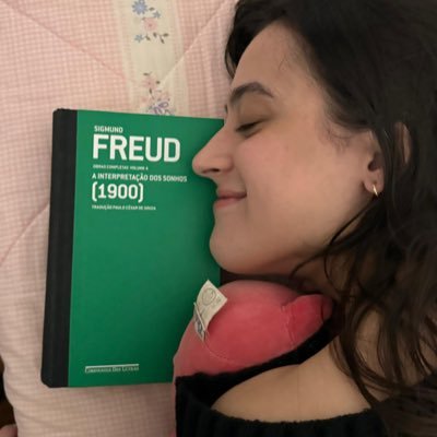 MaluFiletti's profile picture. fã do freud e lacan, estudiosa de taylor swift e cultura pop