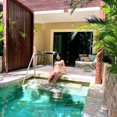 pandasowner's profile picture. A girl with a phoenix tattoo