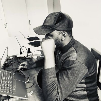 MC / With over five years of dynamic experience in the communication field, I am passionate about crafting impactful messages and building strong connections.