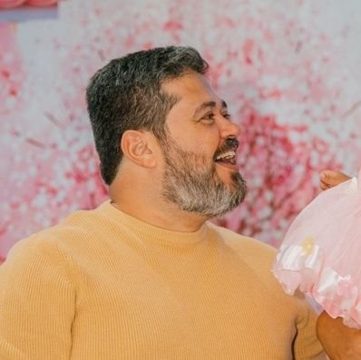 Torcedor do Mais Querido, especialista em rir de bobagens e casado com a Mabe.