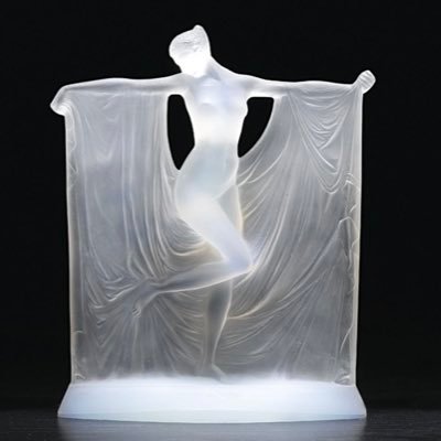 Histoire de l’art XVIIIe/XIXe/XXe. Égypto/Arts extra-occidentaux. Littérature. Écriture. Guitare/piano. Féminisme. Changer les maux en mots. Inclusivité jolie.