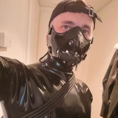 🏳️🌈 rubber 🇪🇺 sub 🇩🇪 bottom
/
IG: DaRub_stgt
/
romeo: MaRubsober