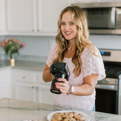 Food Blogger l Wife l Mama | Photographer l Recipe Creator
I share delicious, easy, and (mostly) healthy recipes from dinners to desserts!